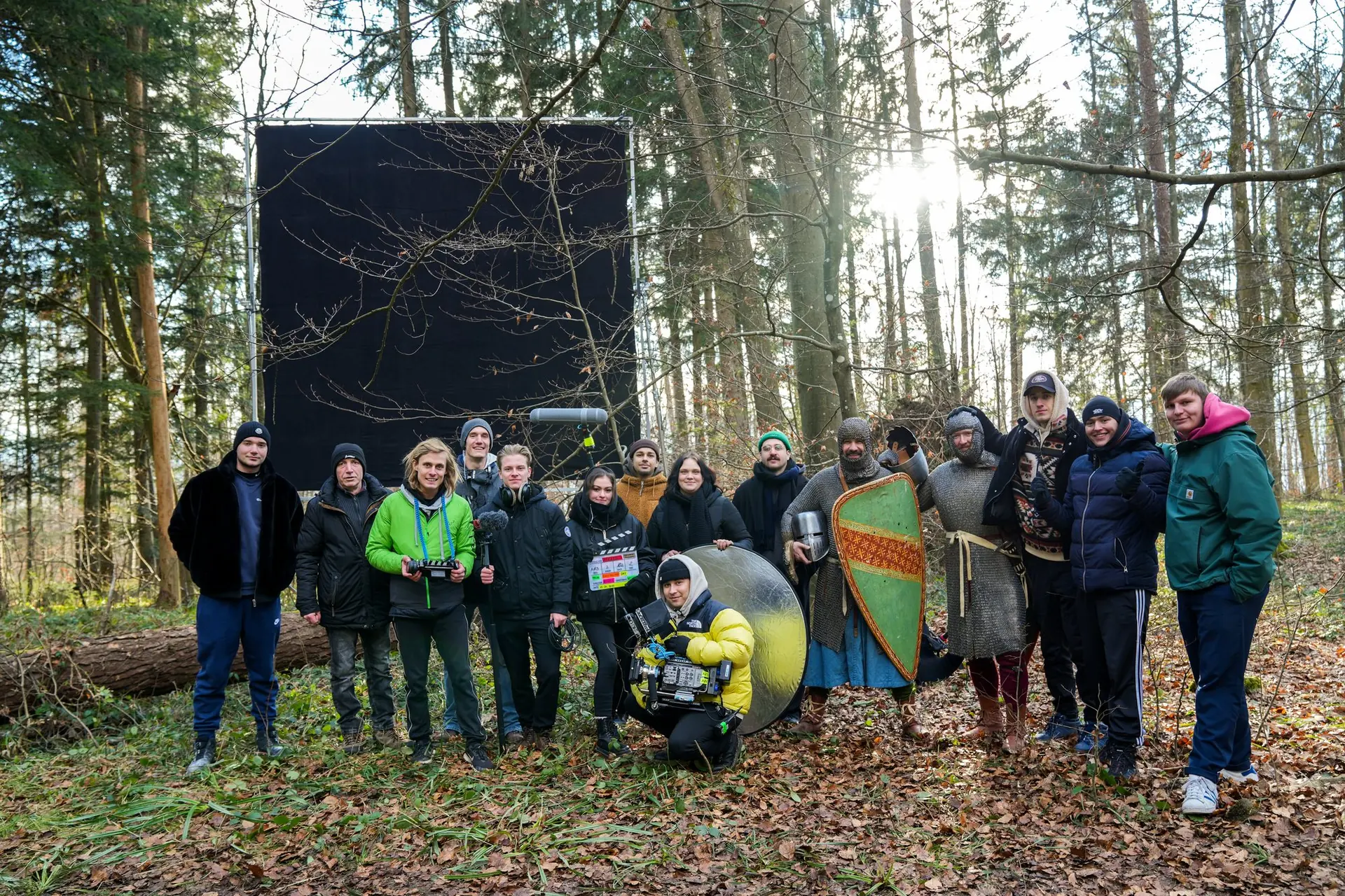 Cast und Crew von AFRAID gemeinsam im Wald, mit den Rittern im Kostüm und der Kamera vorne