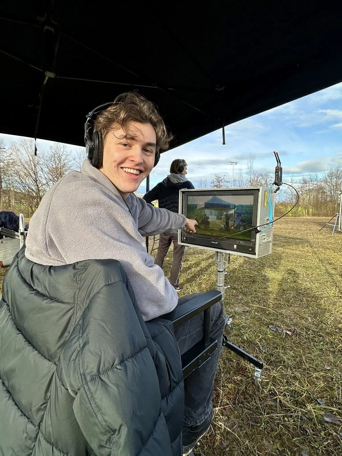Lachen am Monitor unter dem Pavillon
